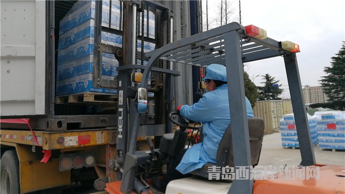首批包裝直飲水裝車發(fā)運。孫啟攝4.jpg