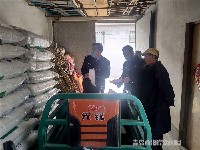 圖為西海岸新區(qū)農(nóng)業(yè)綜合行政執(zhí)法大隊(duì)執(zhí)法隊(duì)員在檢查肥料經(jīng)營(yíng)情況。.jpg